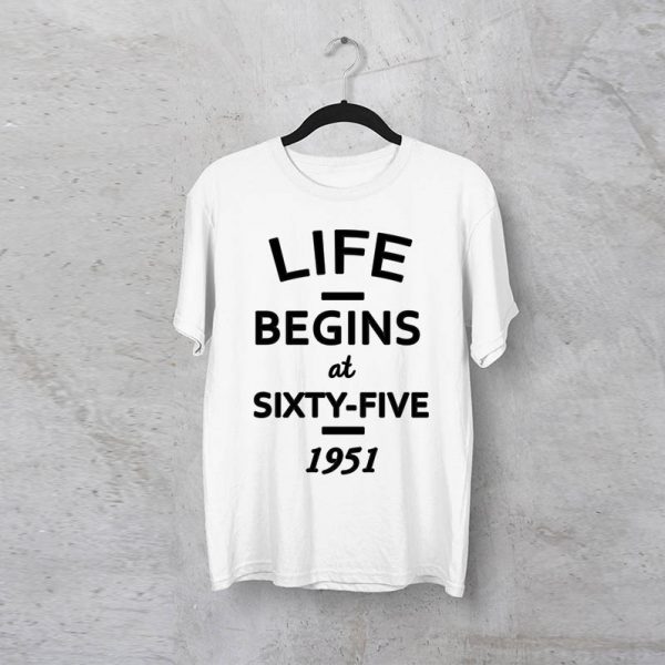 חולצה מודפסת לגבר ״Life Begins At״