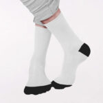 גרביים לבנות עם קצה ועקב שחורים בעיצוב עצמי