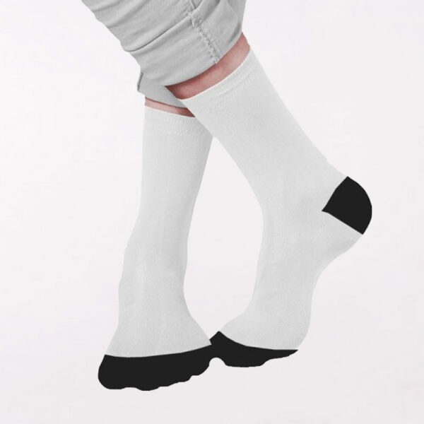 גרביים לבנות עם קצה ועקב שחורים בעיצוב עצמי