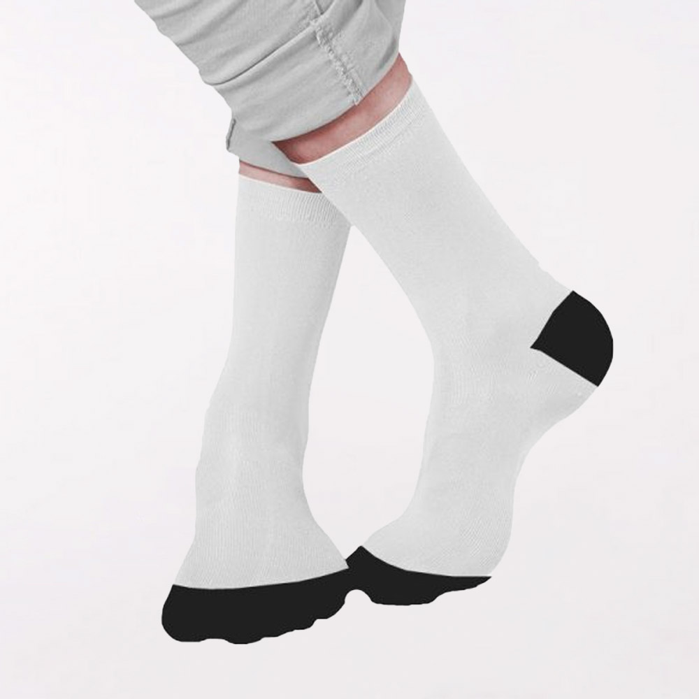 גרביים לבנות עם קצה ועקב שחורים בעיצוב עצמי