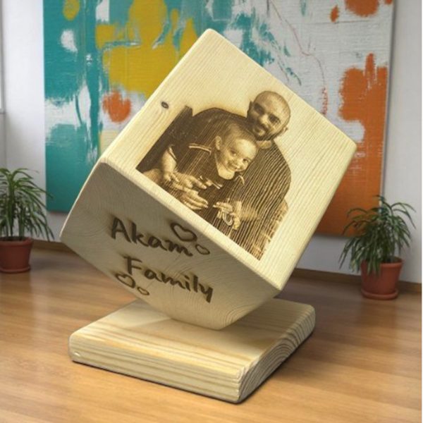 Memory Cube – מעמד קוביית עץ עם חריטת תמונות