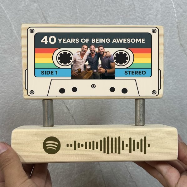 Cassette Memories – מעמד עץ עם תמונה וחריטה בלייזר של קוד ספוטיפיי