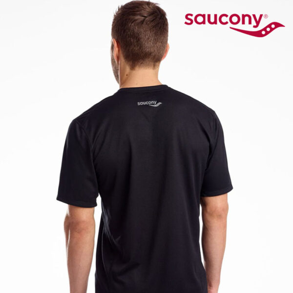 חולצת דרייפיט מותג Saucony [הדפסה על שני צדדים]