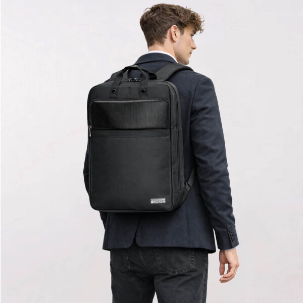 תיק גב למחשב נייד OM2400 Inspire בצבע שחור עם תא מרופד, עיצוב מינימליסטי ומערכת גב אורטופדית. מתאים לעבודה, לימודים ונסיעות יומיומיות.