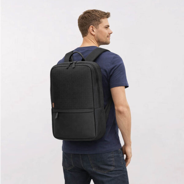 תיק גב למחשב נייד OM2043 Linux עם תא מרופד, בד 1680D עמיד, ארגון חכם ויציאת USB לטעינה נוחה. מתאים לעבודה, לימודים ונסיעות יומיומיות.
