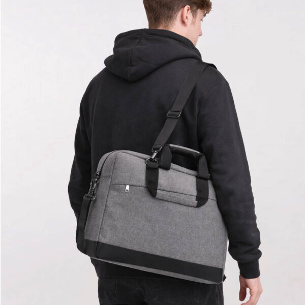 תיק מחשב נייד KR542 Riss בצבע אפור או שחור עם תא מרופד, ארגון חכם ונשיאה נוחה ביד או על הכתף. מתאים לעבודה, לימודים ופגישות