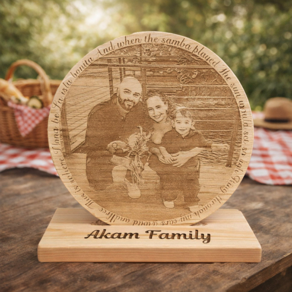 *Memory Circle* לוח עץ עגול עם בסיס וחריטת תמונה בלייזר