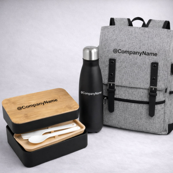 מארז Urban Pro יוקרתי – תיק Ombre New York, בקבוק טרמי עם חריטה וקופסת אוכל במבוק עם חריטה בלייזר. ללא צורך בהעלאת קבצים – סקיצה נשלחת בווטסאפ.