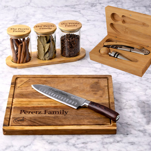 מארז Kitchen Premium Set יוקרתי – בוצ׳ר עם חריטה, סכין שף, 3 צנצנות עם מכסי עץ חרוטים וקופסת יין מעץ בהתאמה אישית. מתנה מושלמת לבית ולאירוח.